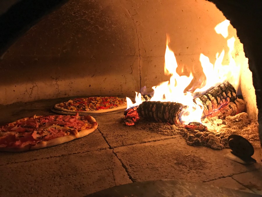 pizza opalana drewnem w piecu