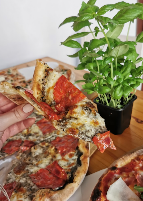 kawałek pizzy z truflą i salami