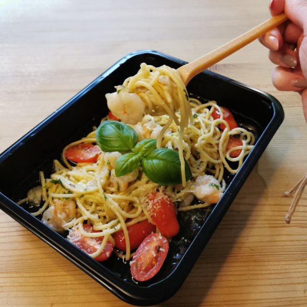 makaron z pomidorami koktajlowymi parmezanem, bazylią