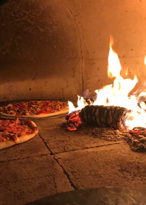 pizza opalana drewnem w piecu