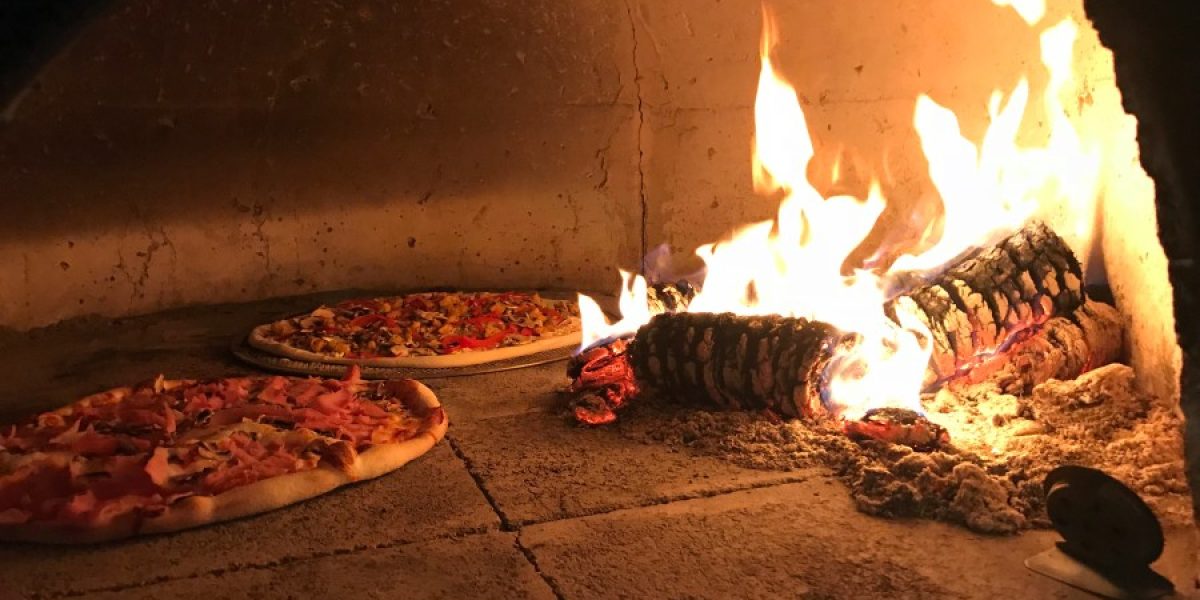 pizza opalana drewnem w piecu