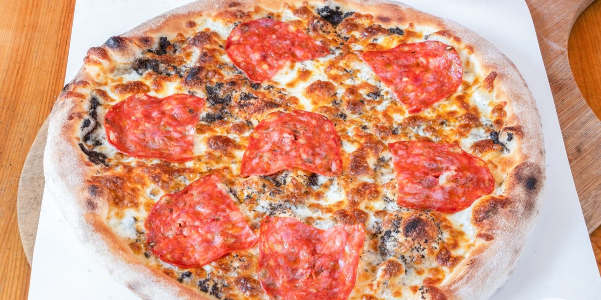 pizza z naszej pizzeri w gdynii z salami picante