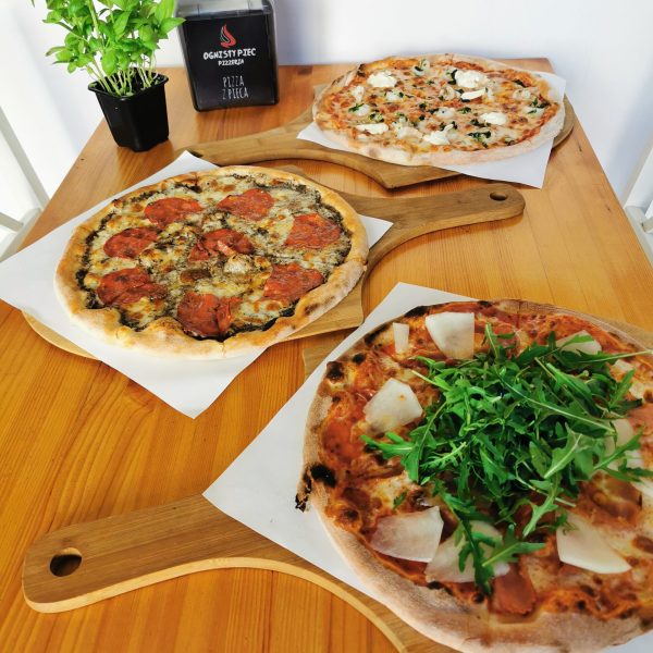trzy nasze pizze które podajemy na stoły w naszej pizzerii w Gdyni